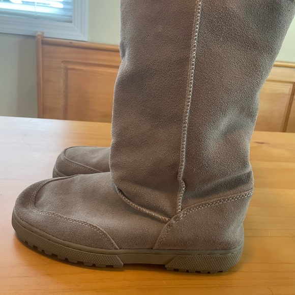 Like new, rampage, fur lined, Ugg looking boot. Wear tall or folded down. Size 8 - Picture 3 of 8